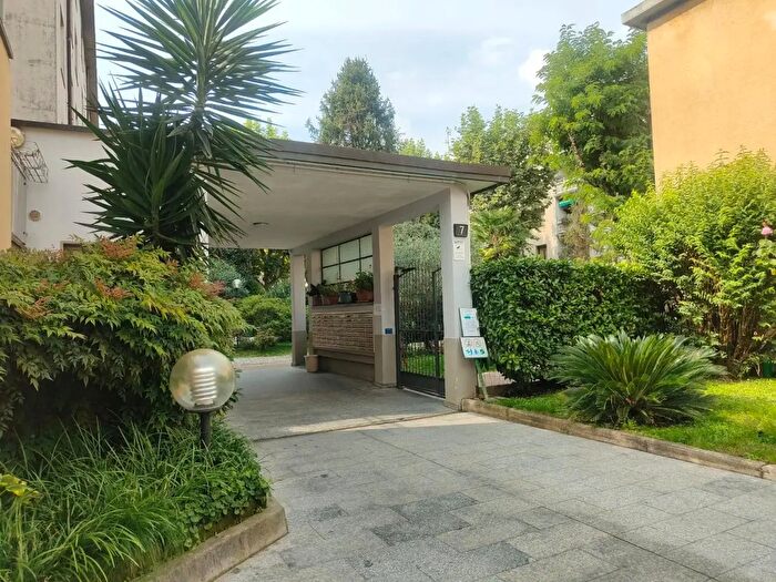 Appartamento quadrilocale in affitto in Via Jacopino da Tradate, Milano