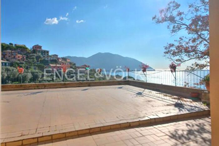 Casa con 6 locali in vendita in Via del Castello, Recco