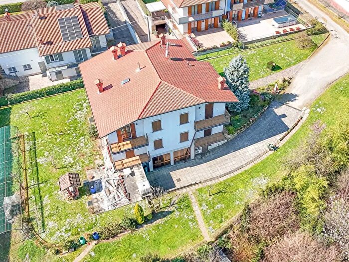 Casa con 9 locali in vendita in Via Garibaldi, Ambivere