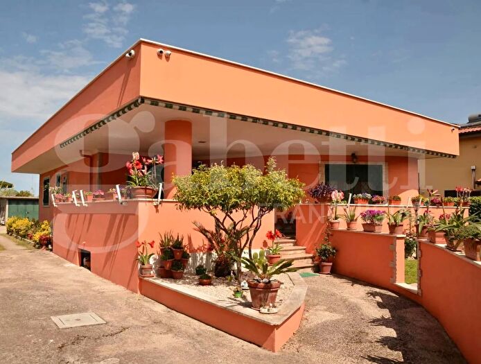 Casa quadrilocale in vendita in Via Poliziano, Anzio