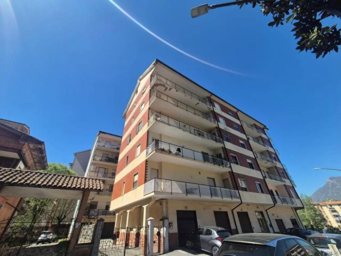 Appartamento con 5 locali in vendita in Via Due Principati, Avellino