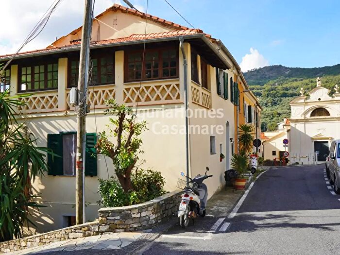 Appartamento con 6 locali in vendita in Diano Roncagli Piazza Santa Lucia, Diano San Pietro