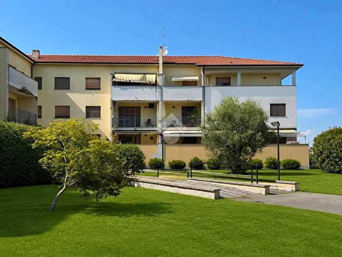 Appartamento trilocale in vendita in Via Alessandro Manzoni, Crespiatica