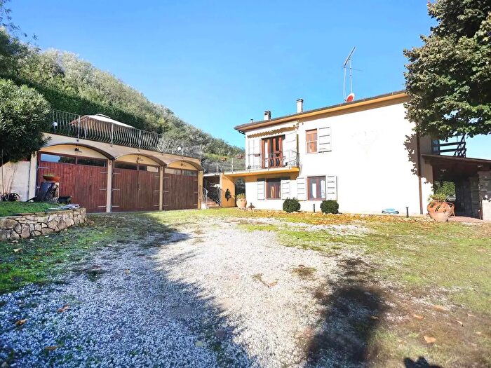 Casa con 9 locali in vendita in Fauglia
