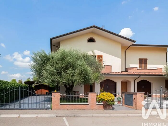 Casa con 9 locali in vendita in Via Rodari, Massa Lombarda