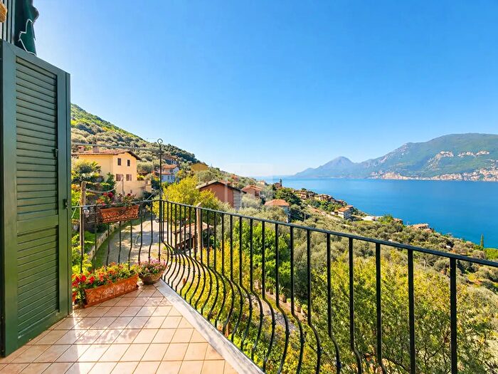 Appartamento trilocale in vendita in Via Ugo Foscolo, Brenzone