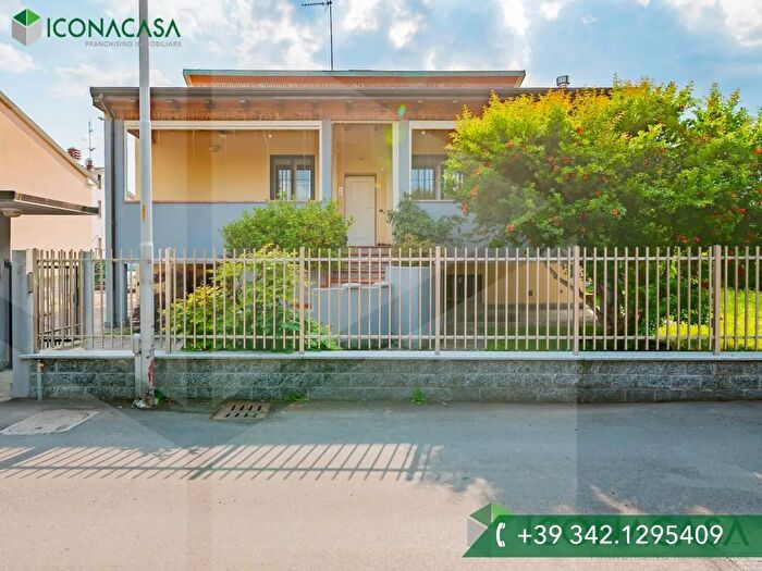 Appartamento con 5 locali in vendita in Via Silvio Pellico, Locate Di Triulzi