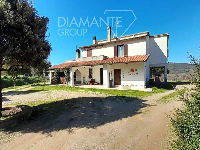 Casa con 9 locali in vendita in Cinigiano