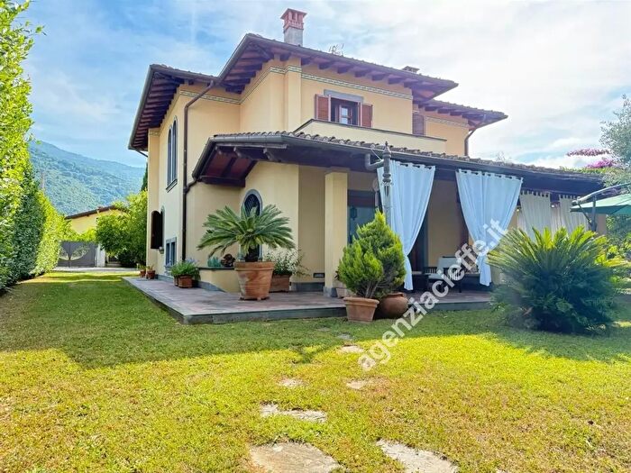 Casa con 13 locali in vendita in Massa