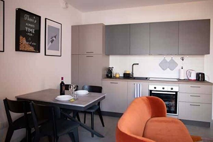 Appartamento trilocale in affitto in Via Ermenegildo Cantoni, Certosa, Milano