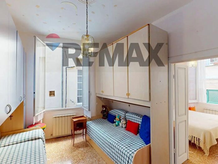 Appartamento quadrilocale in vendita in Vico Usodimare, Genova