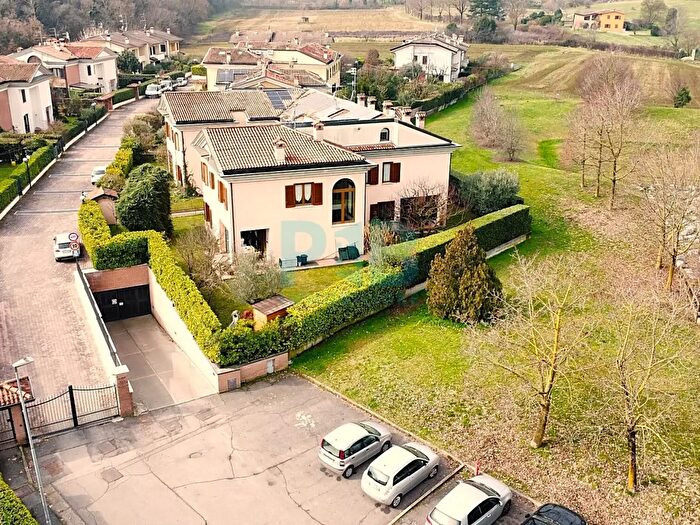 Casa con 10 locali in vendita in Via Gaetano Salvemini, Collebeato