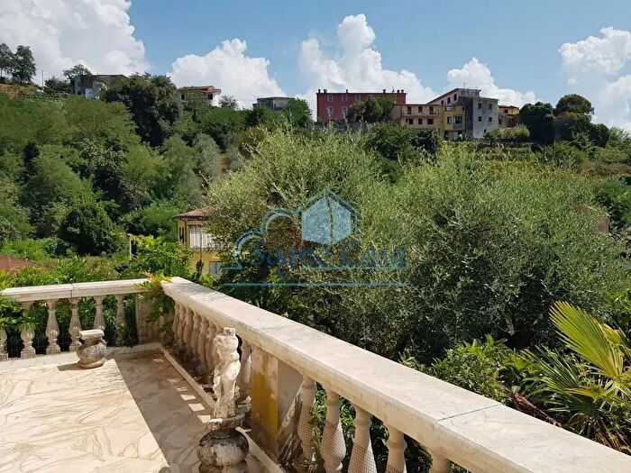 Casa con 10 locali in vendita in Carrara