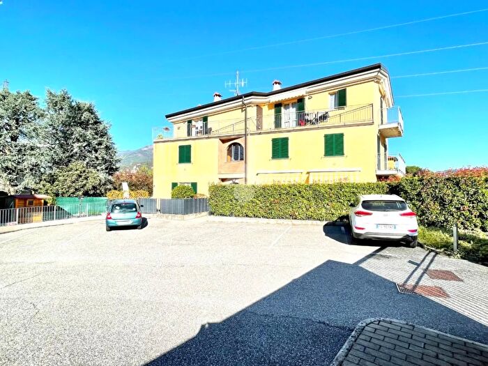 Appartamento trilocale in vendita in Via Fratelli Kennedy, Airuno