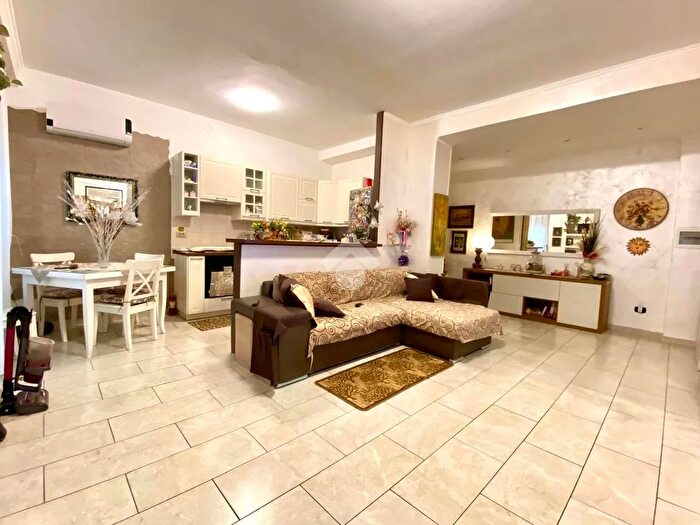 Appartamento trilocale in vendita in Via Caio Lelio, Roma