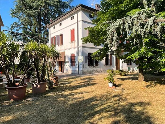Casa con 15 locali in vendita in Vignola
