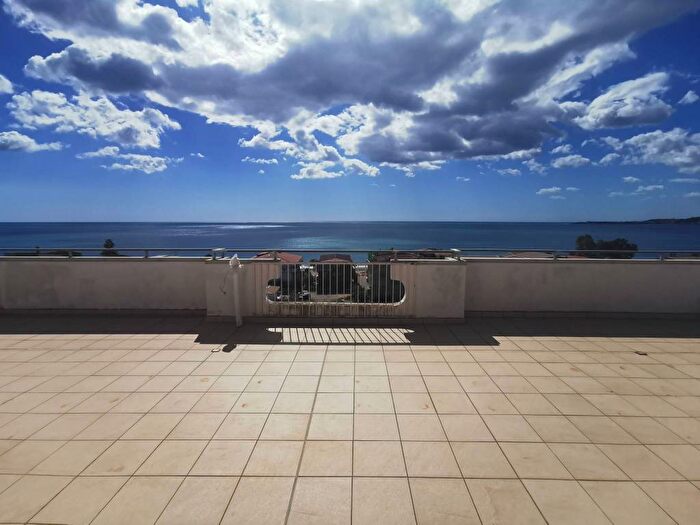 Casa quadrilocale in affitto in Via Fratelli Bandiera, Montepaone Lido, Montepaone