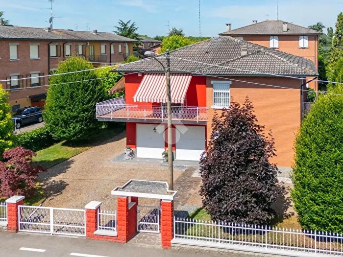 Casa con 8 locali in vendita in Via Vespucci, Sant'Ilario D'Enza