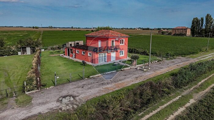 Casa con 7 locali in vendita in Via Polesini, Tresignana