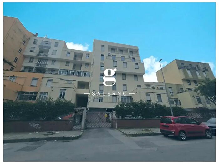 Appartamento con 5 locali in affitto in Via Raffaele di Palo, Salerno
