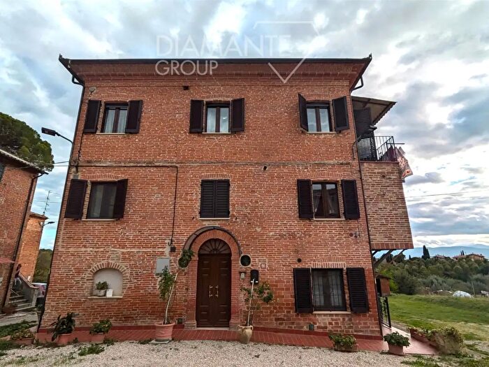 Casa con 8 locali in vendita in Castiglione Del Lago