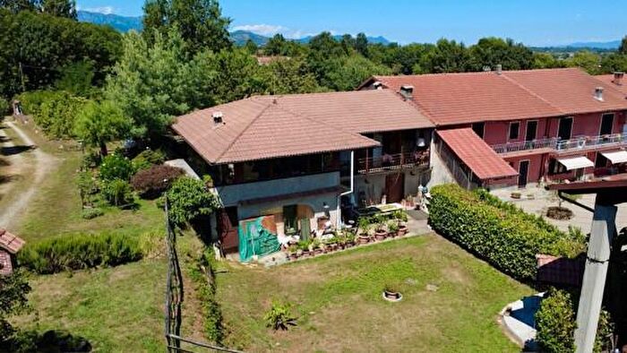 Casa con 6 locali in vendita in Strada Alliaudo, Bricherasio