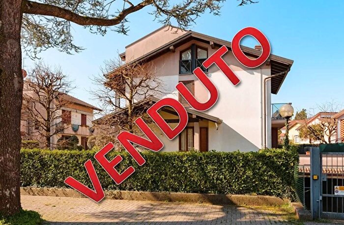 Appartamento quadrilocale in vendita in Via Milano Malnate, Malnate