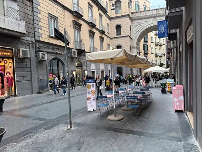 Appartamento bilocale in affitto in Via Chiaia, Napoli