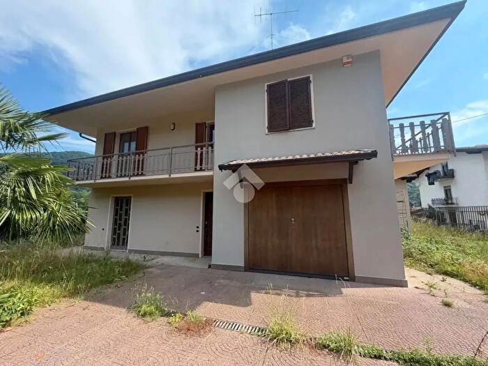 Casa quadrilocale in vendita in Via Vago, Zandobbio