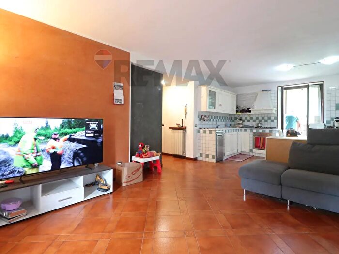 Appartamento trilocale in vendita in Via Roma, Val Brembilla