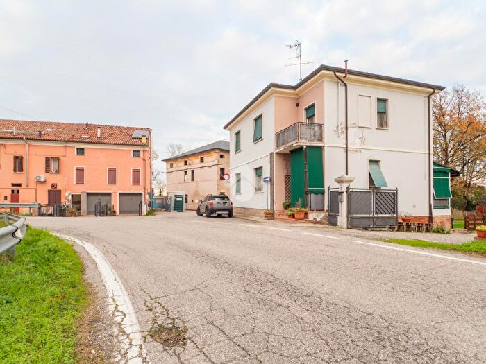 Casa con 8 locali in vendita in Via della Cembalina, Ferrara