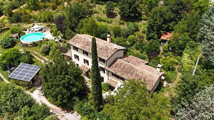 Casa con 12 locali in vendita in Frazione Anguillara, Gualdo Tadino
