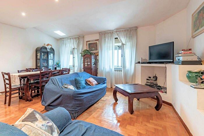 Appartamento con 6 locali in vendita in Toffia, Roma