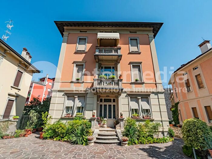 Appartamento trilocale in vendita in Via Galileo Galilei, Brescia