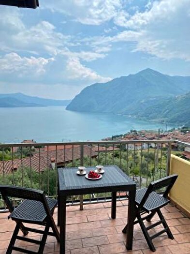 Appartamento trilocale in affitto in Riva Di Solto