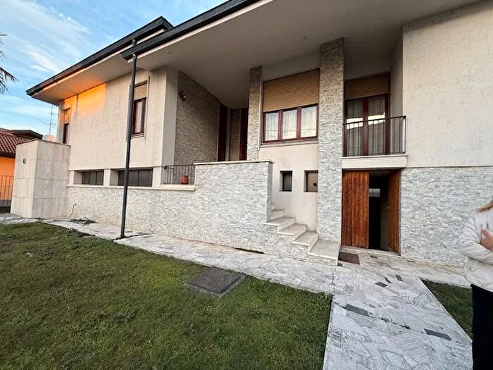 Casa con 5 locali in vendita in Vigevano