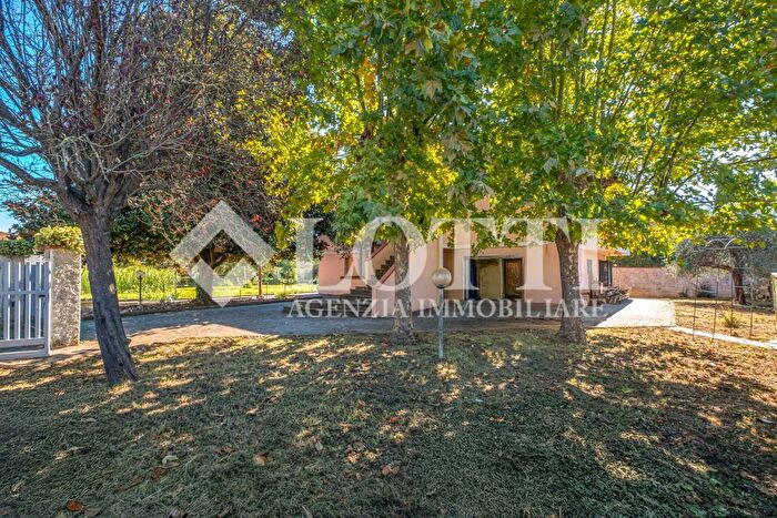 Casa con 6 locali in vendita in del Monte Est, Bientina