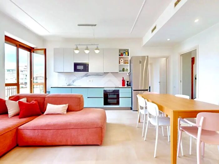 Appartamento quadrilocale in vendita in Via Pordenone, Milano