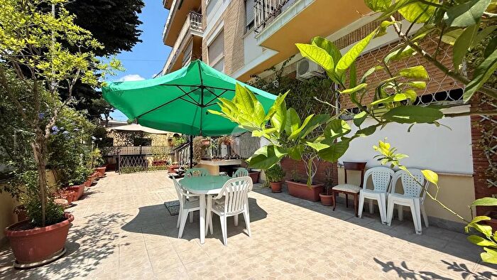 Appartamento con 5 locali in vendita in Via Camillo Guidi, Roma