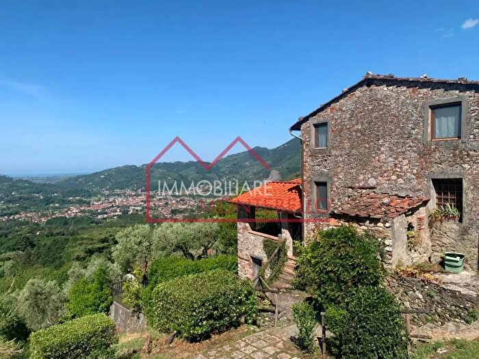 Casa con 5 locali in vendita in Camaiore