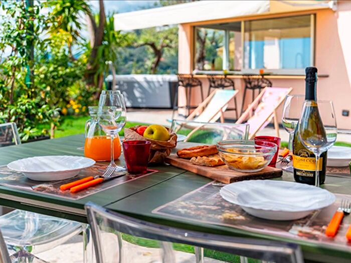 Appartamento con 5 locali in affitto in Via G Solari e P Queirolo, Zoagli