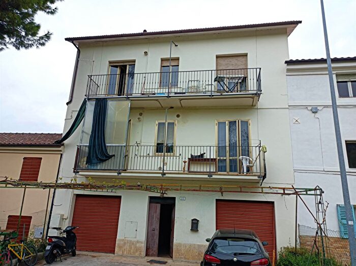 Casa con 13 locali in vendita in Macerata