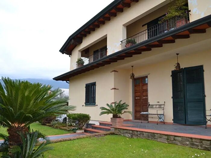 Casa con 8 locali in vendita in Montignoso