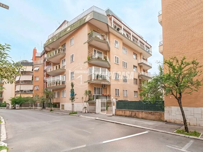 Appartamento quadrilocale in vendita in Via Rocca Sinibalda, Roma