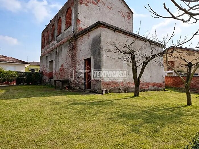 Casa con 5 locali in vendita in Casaleggio Novara
