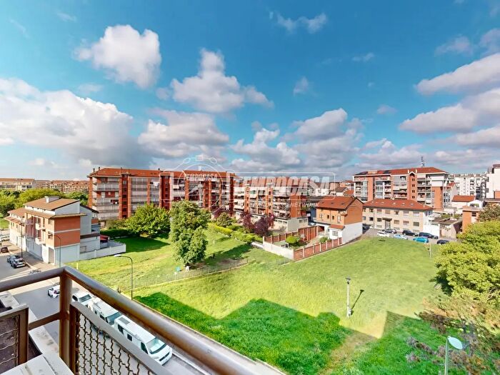Appartamento trilocale in vendita in Via Rovereto, Torino