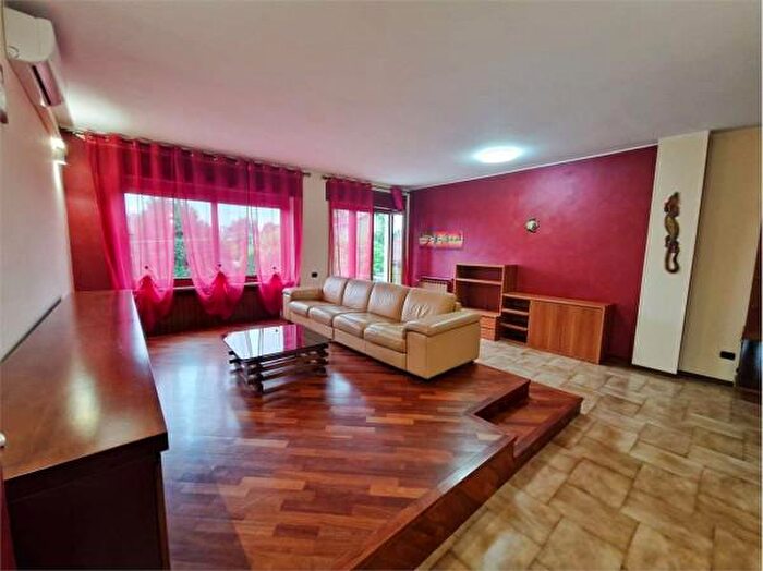 Appartamento quadrilocale in vendita in Via Antonio Locatelli, Somma Lombardo