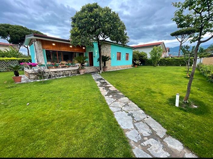 Casa con 6 locali in affitto in Via Arrigo Boito, Pietrasanta