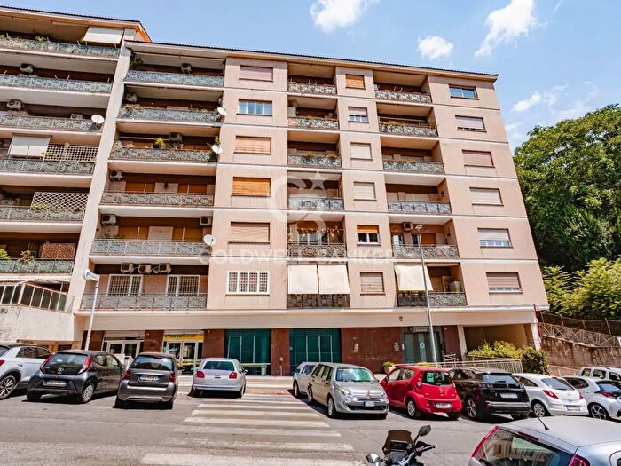 Appartamento con 6 locali in vendita in Via Sant'Agatone Papa, Roma