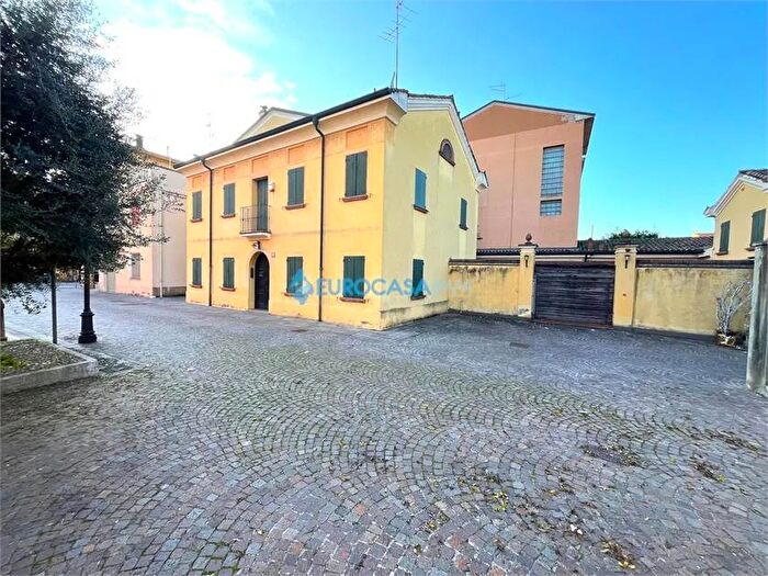Casa con 6 locali in vendita in Piazza Libertà Rolo Re, Rolo